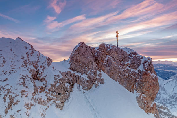amanecer en la cima de la montaña zugspitze - zugspitze mountain snow cross shape cross fotografías e imágenes de stock