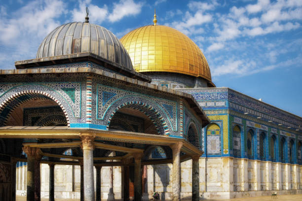 a abóbada dourada da rocha ajustou-se de encontro à abóbada de prata da corrente - jerusalem dome of the rock israel temple mound - fotografias e filmes do acervo