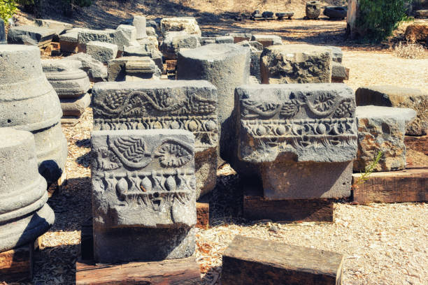 die ruinen der talmudischen synagoge im archäologischen park katzrin - hamat gader stock-fotos und bilder