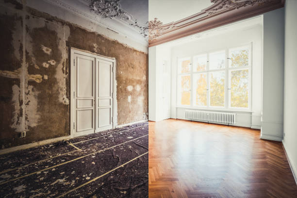 concetto di ristrutturazione - camera in appartamento prima e dopo i lavori di ristrutturazione.  pareti intonacate e dipinte, porte bianche e parquet in rovere di legno - - primed foto e immagini stock