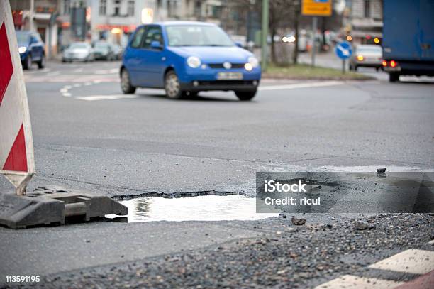 Pothole - Fotografias de stock e mais imagens de Buraco de Estrada - Buraco de Estrada, Carro, Acidente - Evento Relacionado com o Transporte