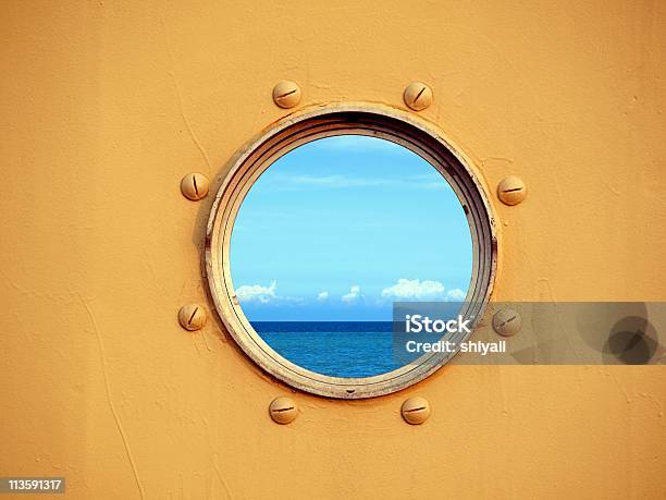 Vista Do Oceano Através De Um Vigia - Fotografias de stock e mais imagens de Vigia - Vigia, Veículo Aquático, Azul