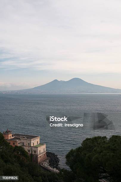 Napoli Italia - Fotografie stock e altre immagini di Acqua - Acqua, Ambientazione esterna, Baia
