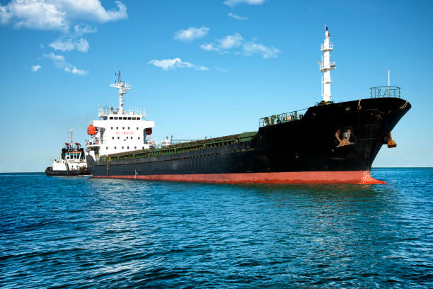 schiff und schlepper im hafen - tugboat towing nautical vessel industrial ship stock-fotos und bilder