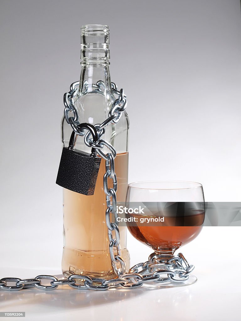 ワイングラスとロック - アルコール依存症のロイヤリティフリーストックフォト