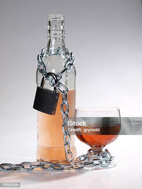 ワイングラスとロック - アルコール依存症のストックフォトや画像を多数ご用意 - アルコール依存症, アルコール飲料, ウイスキー