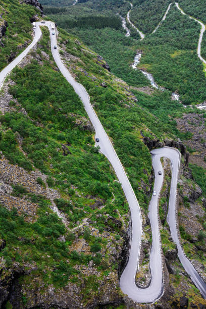 la ruta de las montañas trol de la carretera de trollstigen - norway snake mountain road man made fotografías e imágenes de stock