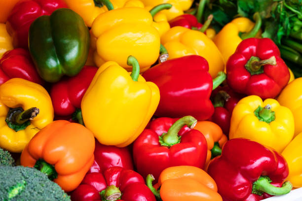 길거리 시장에서의 달콤한 고��추 - green bell pepper 이미지 뉴스 사진 이미지