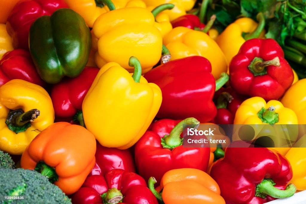 在街頭市場上的甜椒 - 免版稅燈籠椒圖庫照片