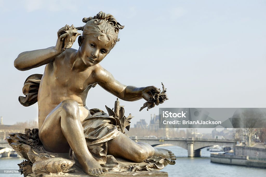 Querubim na ponte Ponte Alexandre III em Paris - Foto de stock de Museu do Louvre royalty-free