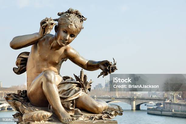 Foto de Querubim Na Ponte Ponte Alexandre Iii Em Paris e mais fotos de stock de Museu do Louvre - Museu do Louvre, Estátua, Paris