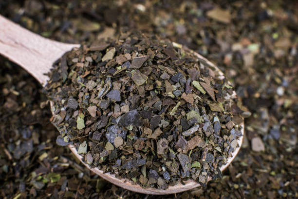 feuilles de thé sec guayusa dans la cuillère - shallow depth of focus photos et images de collection