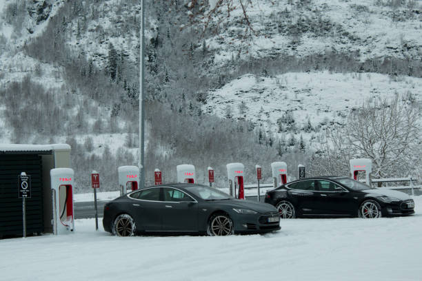 voitures tesla chargeant dans la station électrique - supercharger photos et images de collection