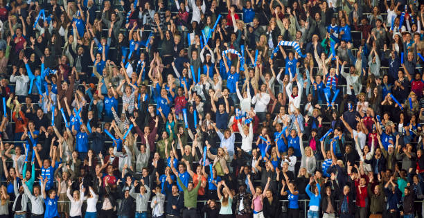 espectadores viendo partido en el estadio - crowded fotografías e imágenes de stock