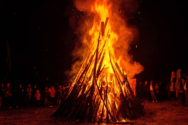 grande fogo brilhante em uma celebração na vila ucraniana. ucrânia 2017 anos - walpurgis - fotografias e filmes do acervo