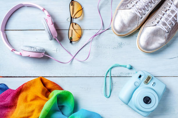 Womens desk, fashion blogger, beauty technology accessories: instant photo camera, colorful handkerchief, pink headphones and shiny glossy shoes. weekend vacation travel concept, above view, flat lay escritorio de las mujeres, blogger de la manera, accesorios de la tecnología de la belleza: cámara fotográfica inmediata, pañuelo colorido, auriculares rosados y zapatos brillantes brillante. concepto de viaje de vacaciones de fin de semana, sobre vist