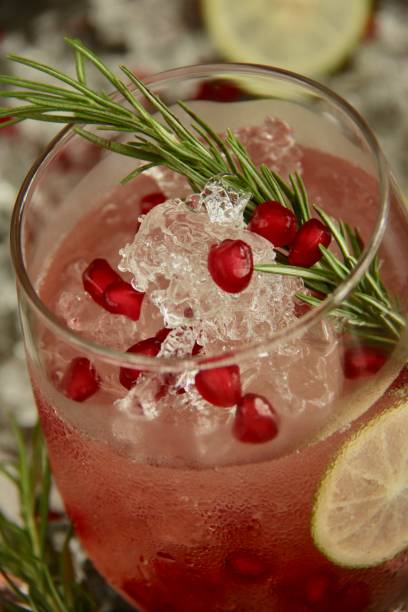 granatapfel und lime-mocktail - crushed ice freshness red lime stock-fotos und bilder