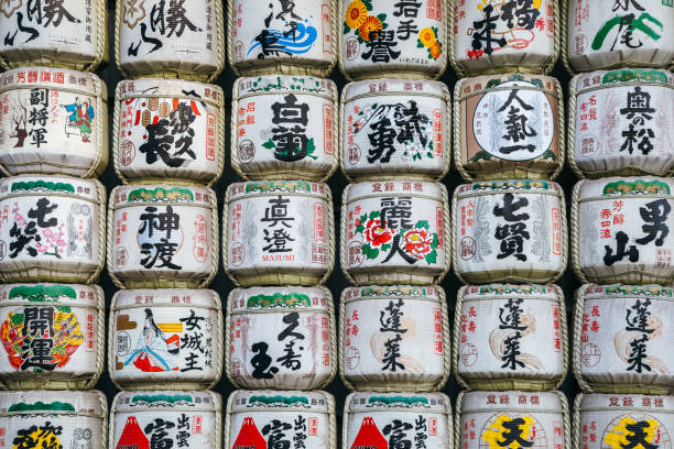 japanische traditionelle alkohol-sake fässer am meiji jingu schrein in tokio, japan - harajuku district stock-fotos und bilder