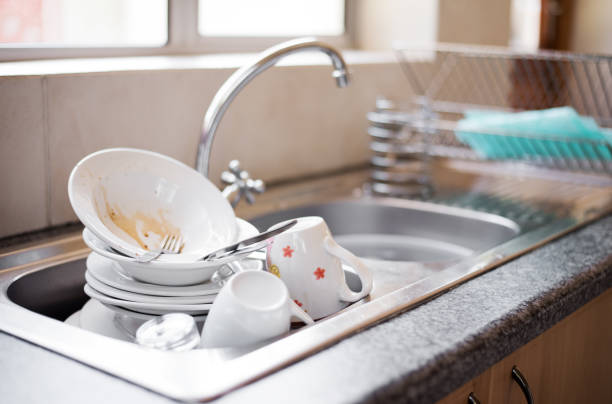 platos sucios en el fregadero - sink fotografías e imágenes de stock