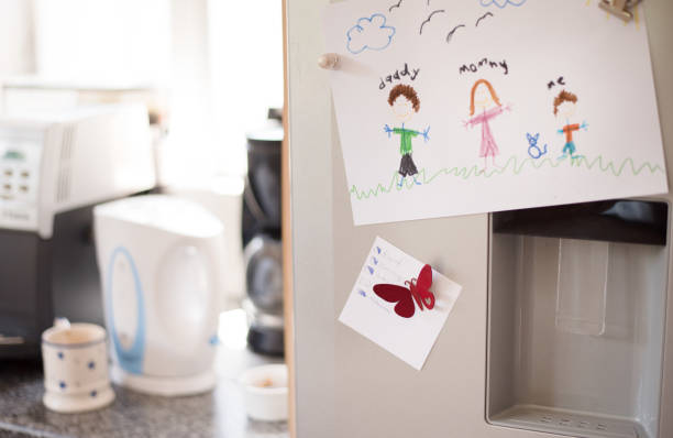 kinderzeichnung auf kühlschranktür - refrigerator domestic kitchen magnet door stock-fotos und bilder