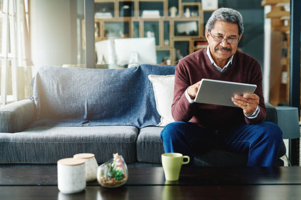 tech savvy é seus anos sênior - web browsing - fotografias e filmes do acervo