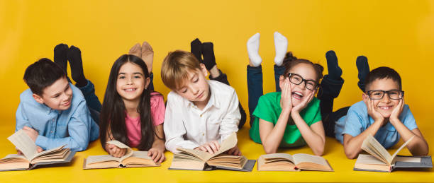 바닥에 누워 있는 아이 들과 독서 책 - humor book fun human age 뉴스 사진 이미지