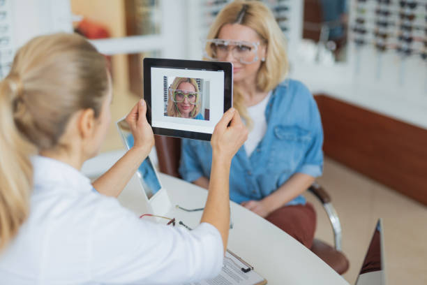 istock Close up of a tablet used by a professional optician 1135962908