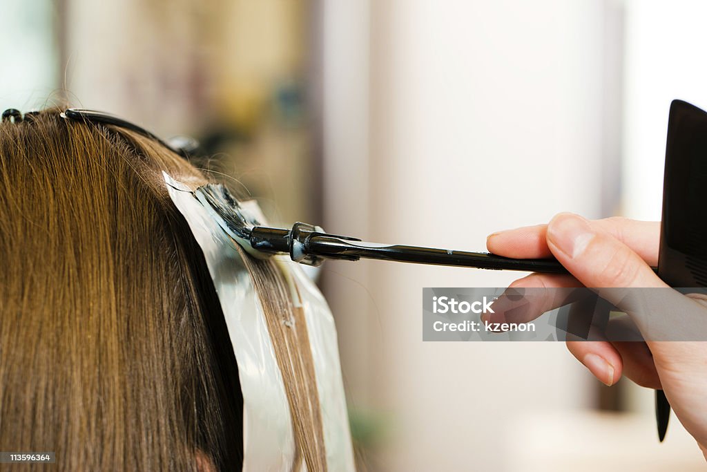 Donna presso il parrucchiere – nuovo colore dei capelli diventa - Foto stock royalty-free di Mèche