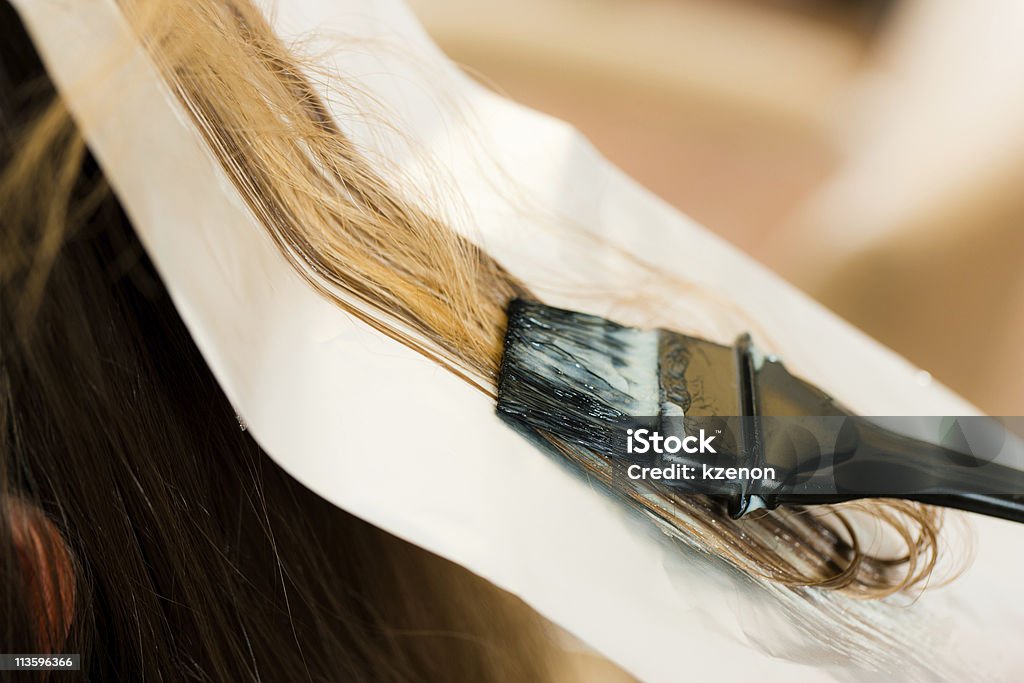 En la peluquería – mujer queda nuevo el color del cabello - Foto de stock de Papel de aluminio libre de derechos