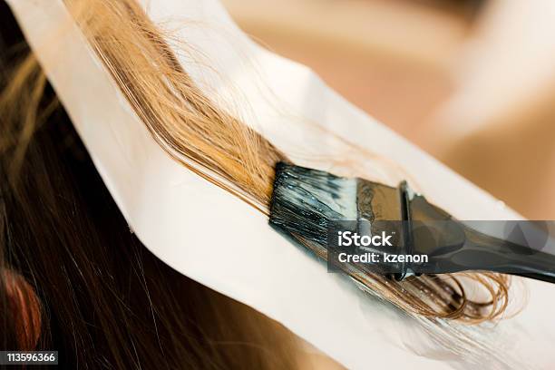 Photo libre de droit de Dans Le Salon De Coiffure Fait Coiffure Femme De Nouvelles Couleurs banque d'images et plus d'images libres de droit de Mèche colorée