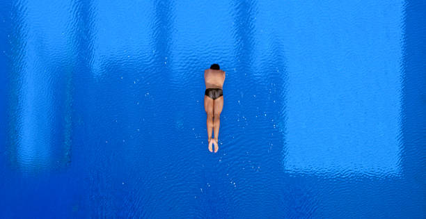 młody człowiek nurkujący w basenie - shirtless energy action effort zdjęcia i obrazy z banku zdjęć