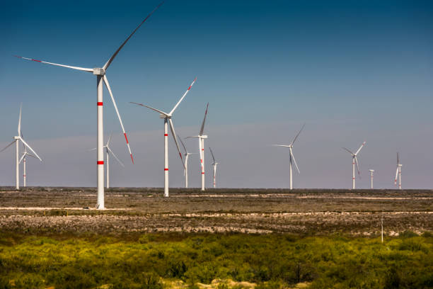 des dizaines d’éoliennes dans un parc éolien dans une zone désertique de l’état de coahuila, dans le nord du mexique - farm scenics landscape alternative energy photos et images de collection