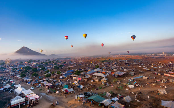 pushkar kamelmesse aerial - camel fair stock-fotos und bilder