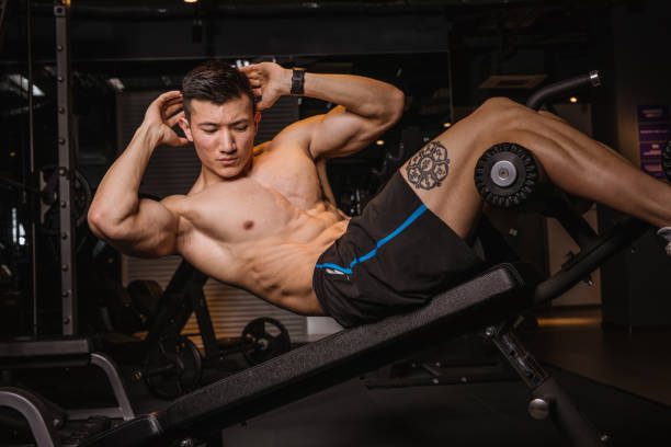 ajuste el entrenamiento del hombre solo - body care asian ethnicity body building toughness fotografías e imágenes de stock