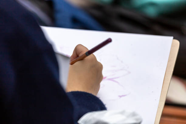 painting courses. student drawing at the park