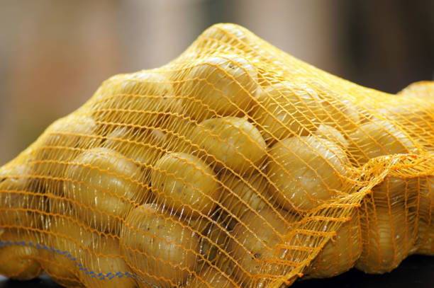 saco de patatas del supermercado - red potato raw potato market red fotografías e imágenes de stock