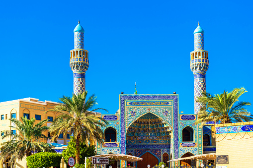 Mezquita iraní en la calle de la ciudad, Dubai, Emiratos Árabes Unidos. Aislado sobre fondo azul photo