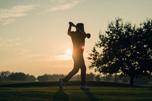 balanço perfeito do golfe fora do t. - golf golf swing sunset golf course - fotografias e filmes do acervo