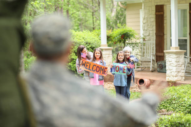 rodzina wita żołnierza armii usa. - arms outstretched greeting house women zdjęcia i obrazy z banku zdjęć