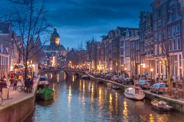 olanda paesi bassi vista. canale di strada e amsterdam, biciclette e ciclisti, case galleggianti, barche viventi. signor presidente, signor presidente, signor presidente in una relazione - flowing river water dam foto e immagini stock