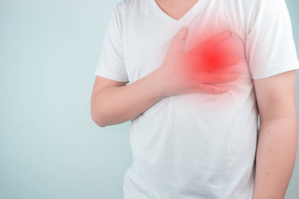 아시아 남자는 자신의 마음을 잡고 손을 사용 합니다. 심장 질환, 심장 마비 증상 의료 및 의료 개념 흰색 배경에 고립, 클리핑 경로에서 통증을 보여주는 - human cardiovascular system heart shape human hand healthy lifestyle 뉴스 사진 이미지