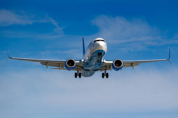 flugzeug boeing 737-800 vp-bqh von pobeda airine geht auf dem flughafen vnukovo in moskau auf blauem himmel am sonnigen tag zu landen - boeing stock-fotos und bilder