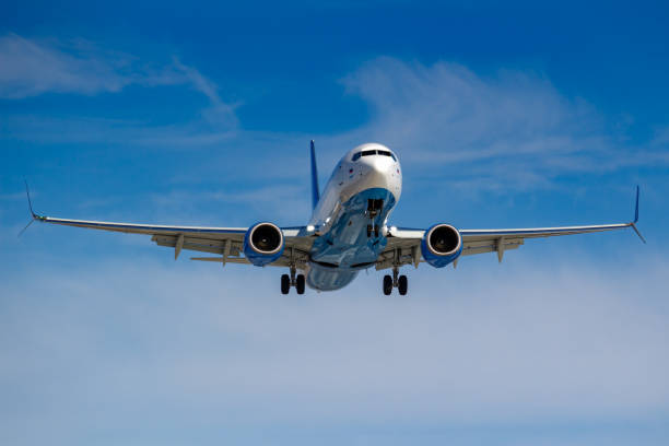 aeronave boeing 737-800 vp-bqh de pobeda airine va a aterrizar en el aeropuerto de vnúkovo en moscú en un fondo azul cielo en el día soleado - bowing fotografías e imágenes de stock