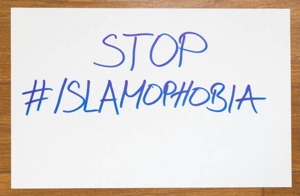 arrêter les mots islamophobie écrits sur le livre blanc avec hashtag comme message et symbole de musulmans islamiques - stop mot anglais photos et images de collection