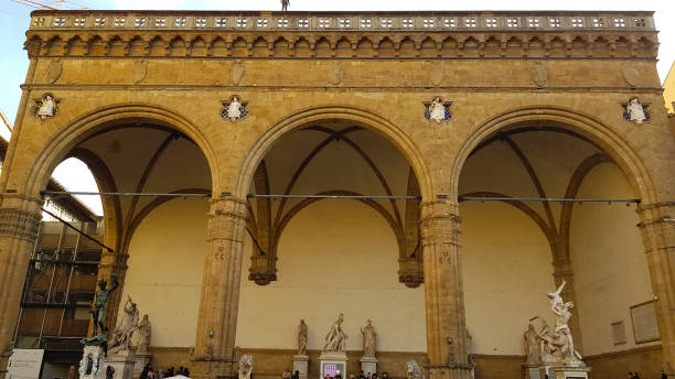 widok na loggia dei lanzi na piazza della signoria we florencji, toskania, włochy - loggia dei lanzi zdjęcia i obrazy z banku zdjęć