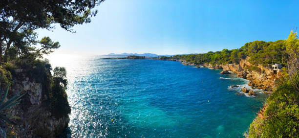 costa di antibes nella bellissima costa francese, francia - antibes foto e immagini stock