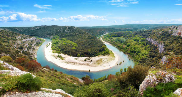 meander van de gardon. frankrijk. - meander stockfoto's en -beelden