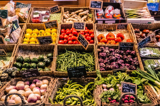 fruits et légumes au comptoir d'un marché couvert - fruits et légumes photos et images de collection