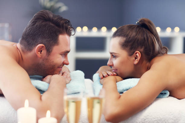 adultos pareja feliz relajante en salón de spa - spa treatment health spa couple happiness fotografías e imágenes de stock
