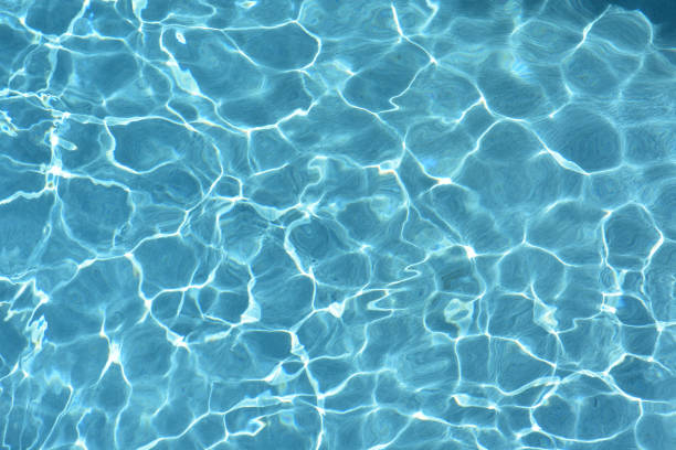 ondulaciones de agua en la piscina azul en el día soleado - sea high angle view water tranquil scene fotografías e imágenes de stock